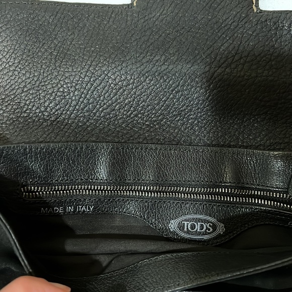 Tod’s black shoulder bag. - Picture 8 of 13